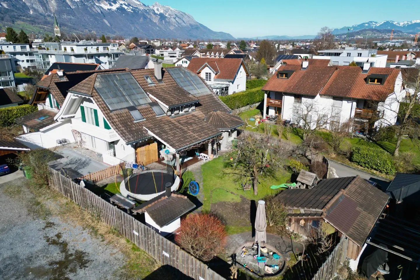 Maison individuelle spacieuse avec piscine - Photo 2 sur 13