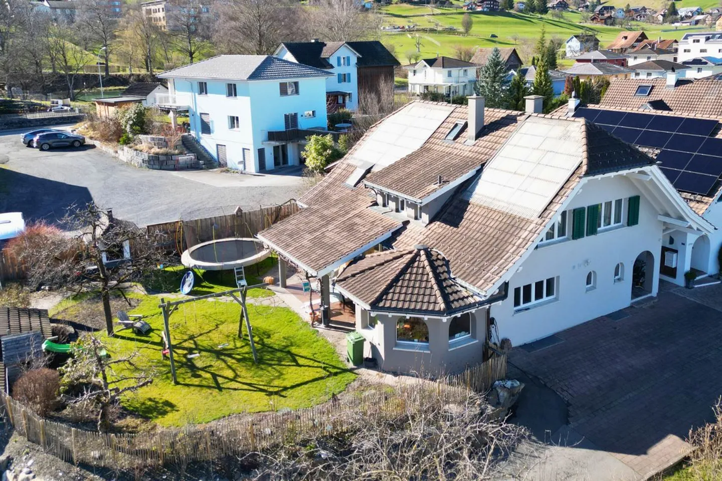 Maison individuelle spacieuse avec piscine - Photo 1 sur 13