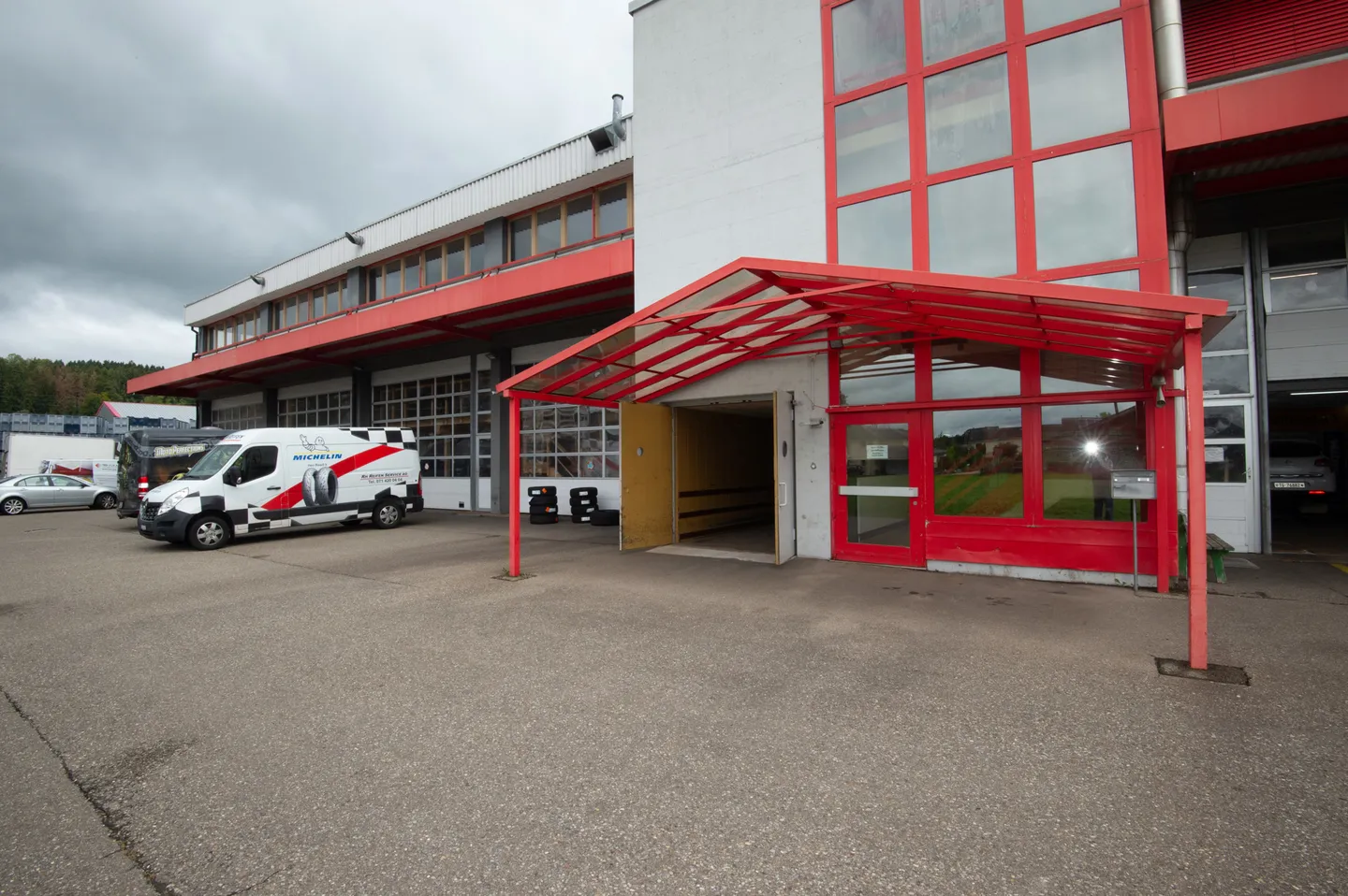 Industrial and commercial warehouse with 5,100m2 area - Photo 8 of 13