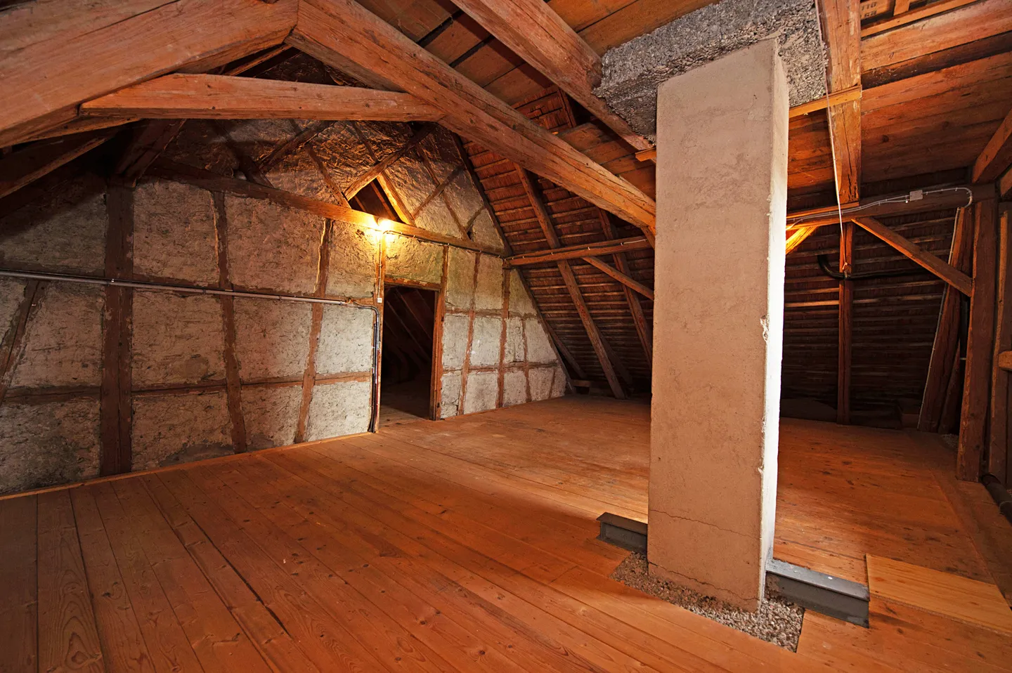 Liebevoll restaurierte Liegenschaft mit Estrich, Scheune und Ausbaupot - Foto 10 von 13