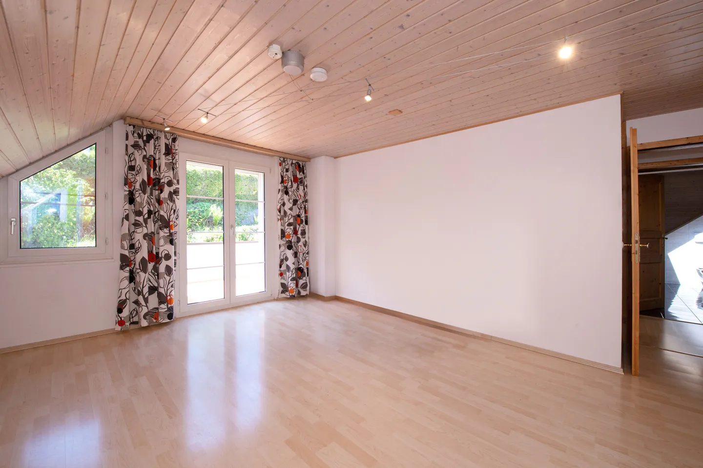 Maison individuelle spacieuse de 6,5 pièces avec paradis de jardin et sauna - Photo 9 sur 13