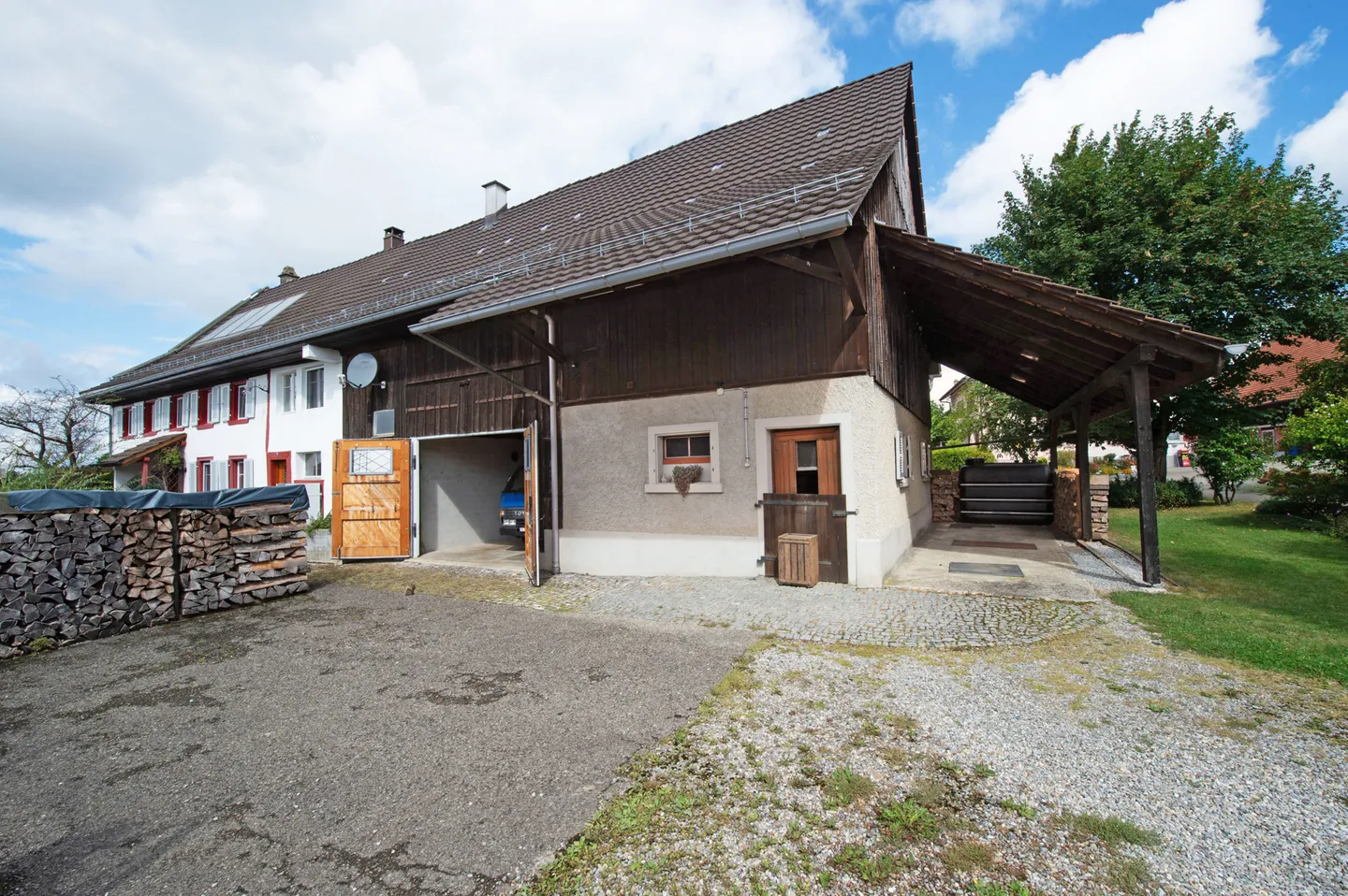 Liebevoll restaurierte Liegenschaft mit Estrich, Scheune und Ausbaupot - Foto 3 von 13