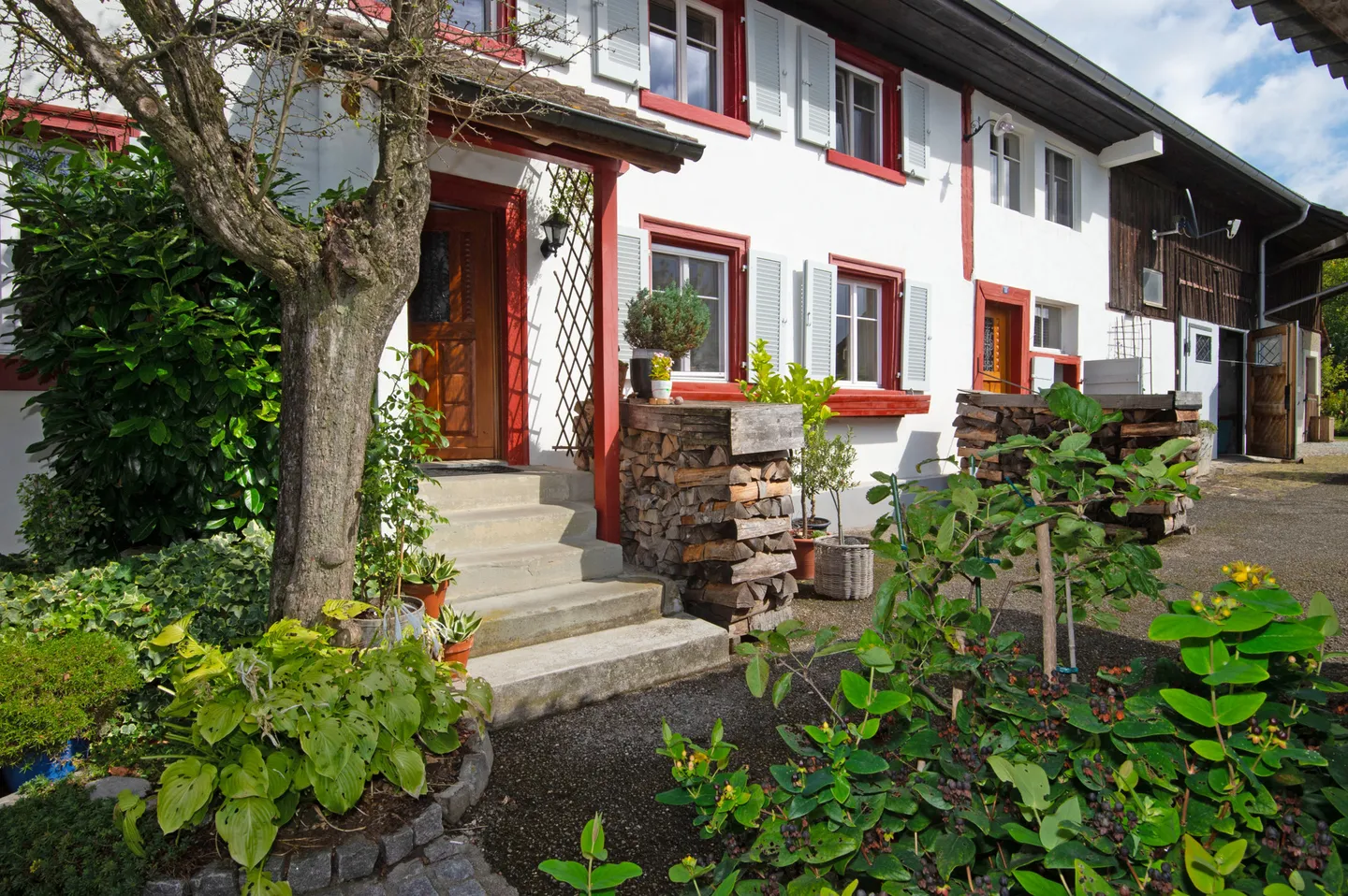 Liebevoll restaurierte Liegenschaft mit Estrich, Scheune und Ausbaupot - Foto 2 von 13