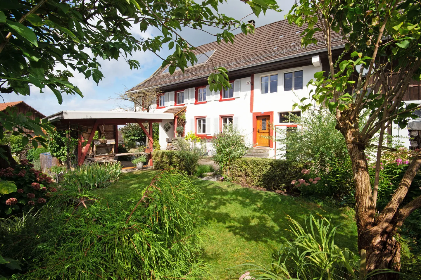 Liebevoll restaurierte Liegenschaft mit Estrich, Scheune und Ausbaupot - Foto 1 von 13