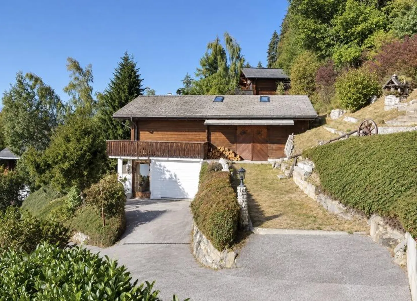 Domicilia.ch offers you this chalet to renovate in a privileged environment - Photo 2 of 13