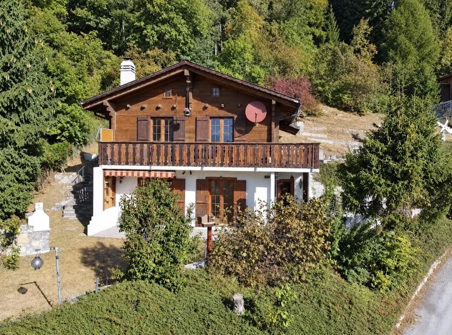 Domicilia.ch offers you this chalet to renovate in a privileged environment - Photo 1 of 13