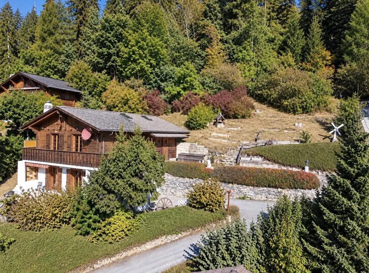 Domicilia.ch offers you this chalet to renovate in a privileged environment - Photo 3 of 13