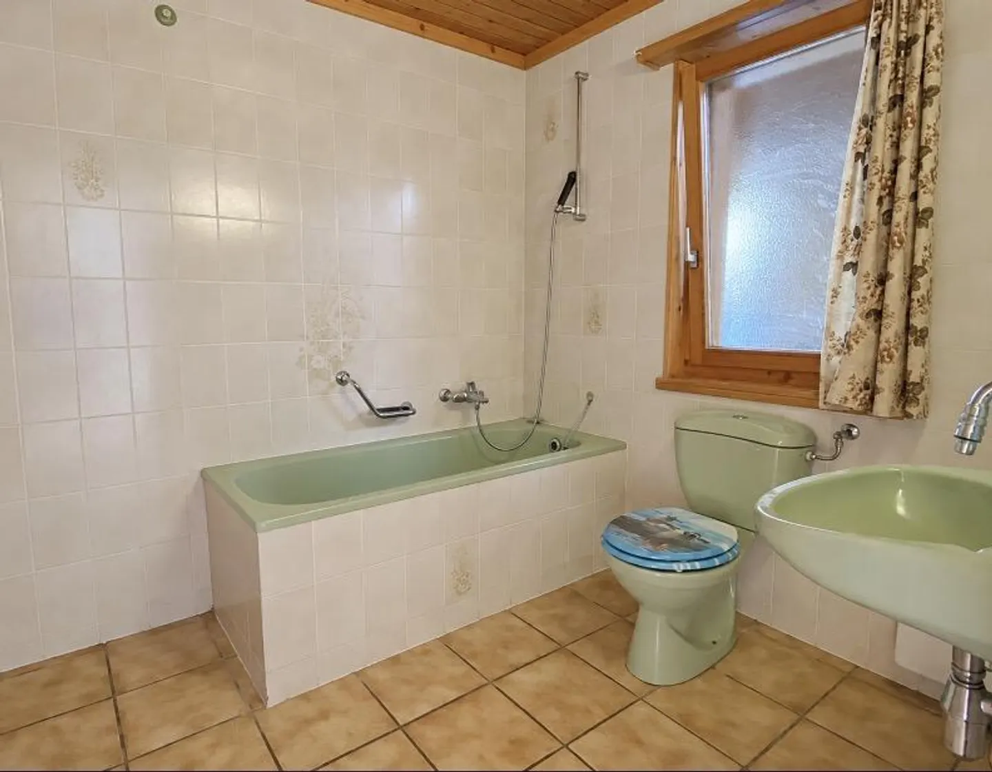 Domicilia.ch offers you this chalet to renovate in a privileged environment - Photo 10 of 13