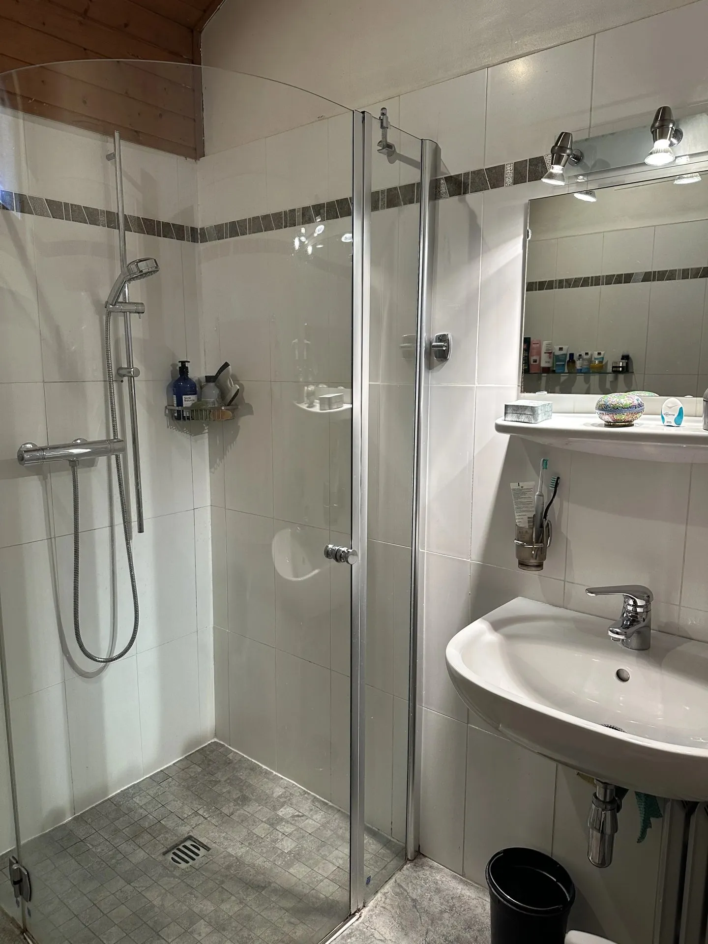 Charming Detached Villa with Potential - Photo 5 of 7