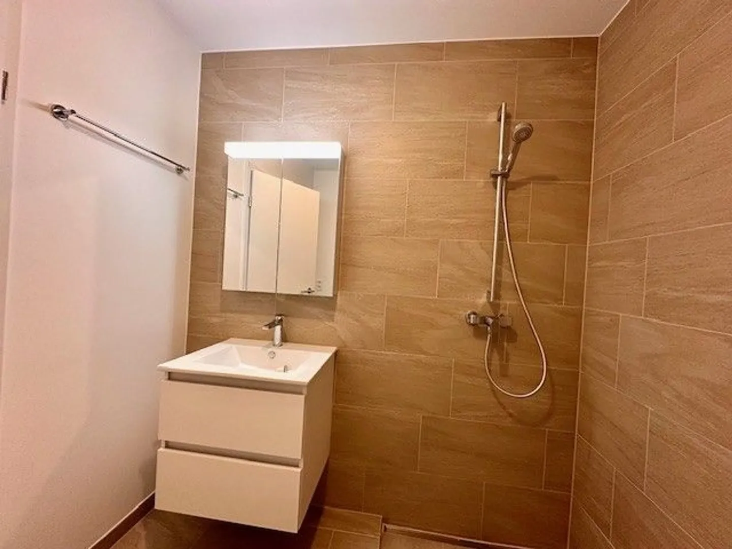 Wunderschöne neue Wohnung im 2. Stock mit 2,5 Zimmern in Aproz (Sion) - Foto 6 von 13