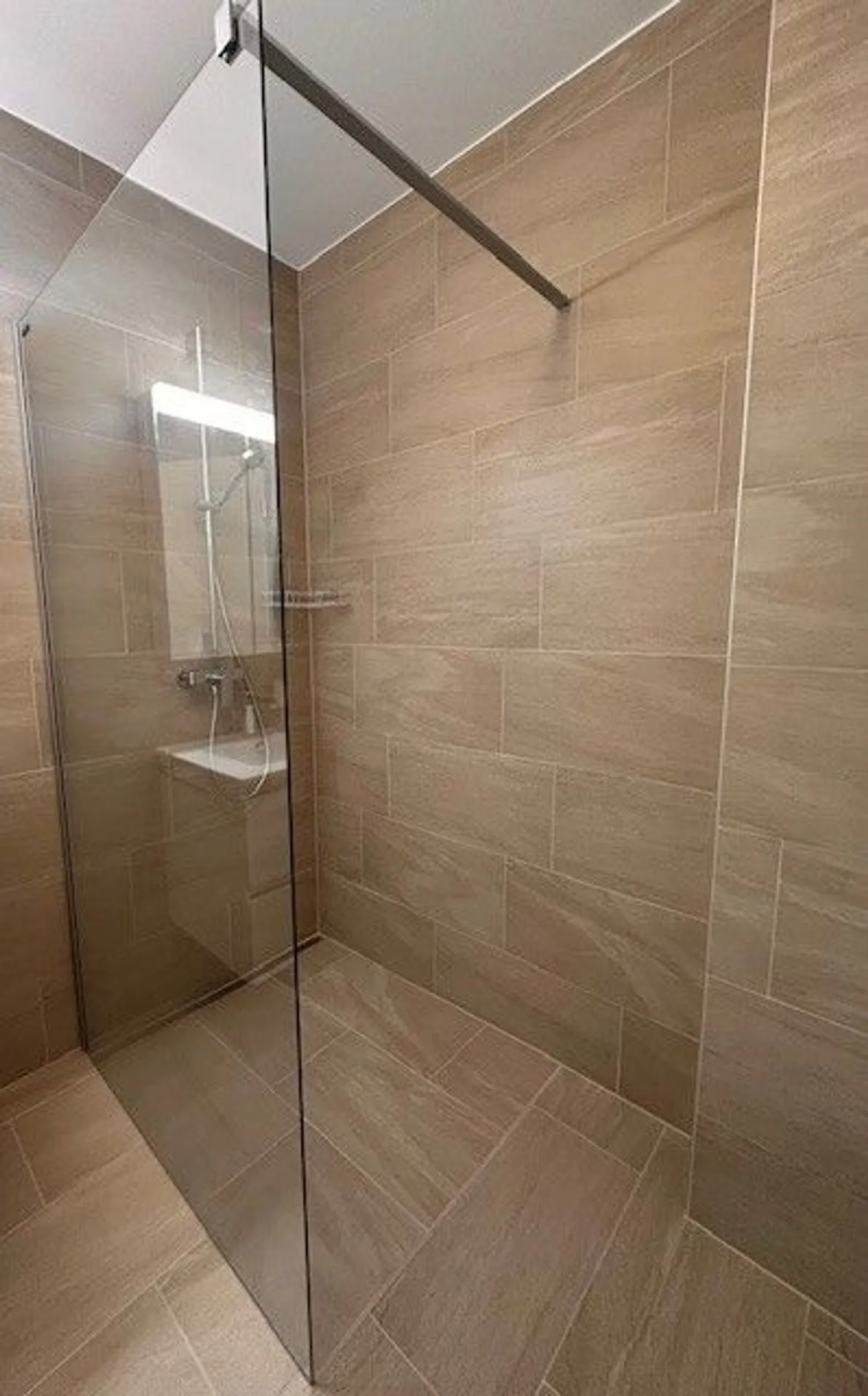 Wunderschöne neue Wohnung im 2. Stock mit 2,5 Zimmern in Aproz (Sion) - Foto 11 von 13
