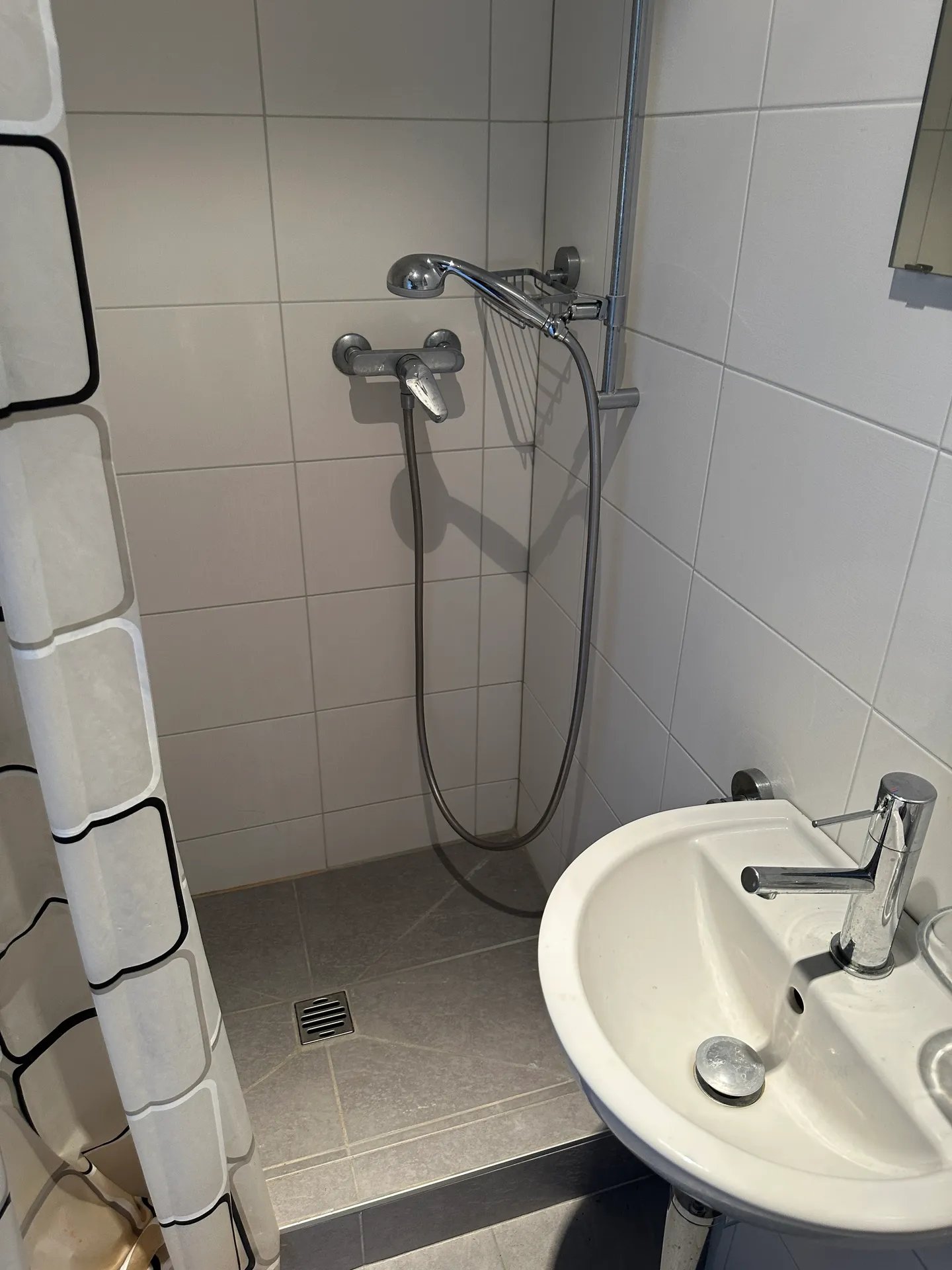 REZ-DE-CHAUSSEE - LOCAL / BUREAU / DEPOT à Uvrier - Photo 4 of 4