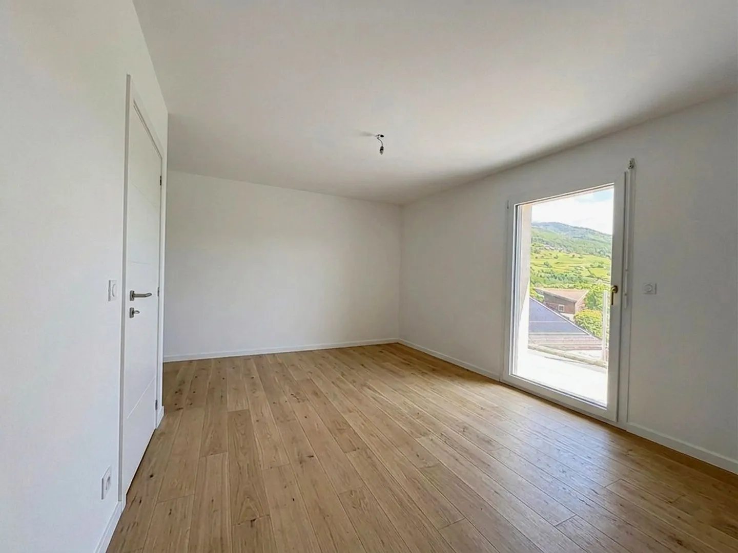 Individual villa with a beautiful view of the plain. - Photo 5 of 13