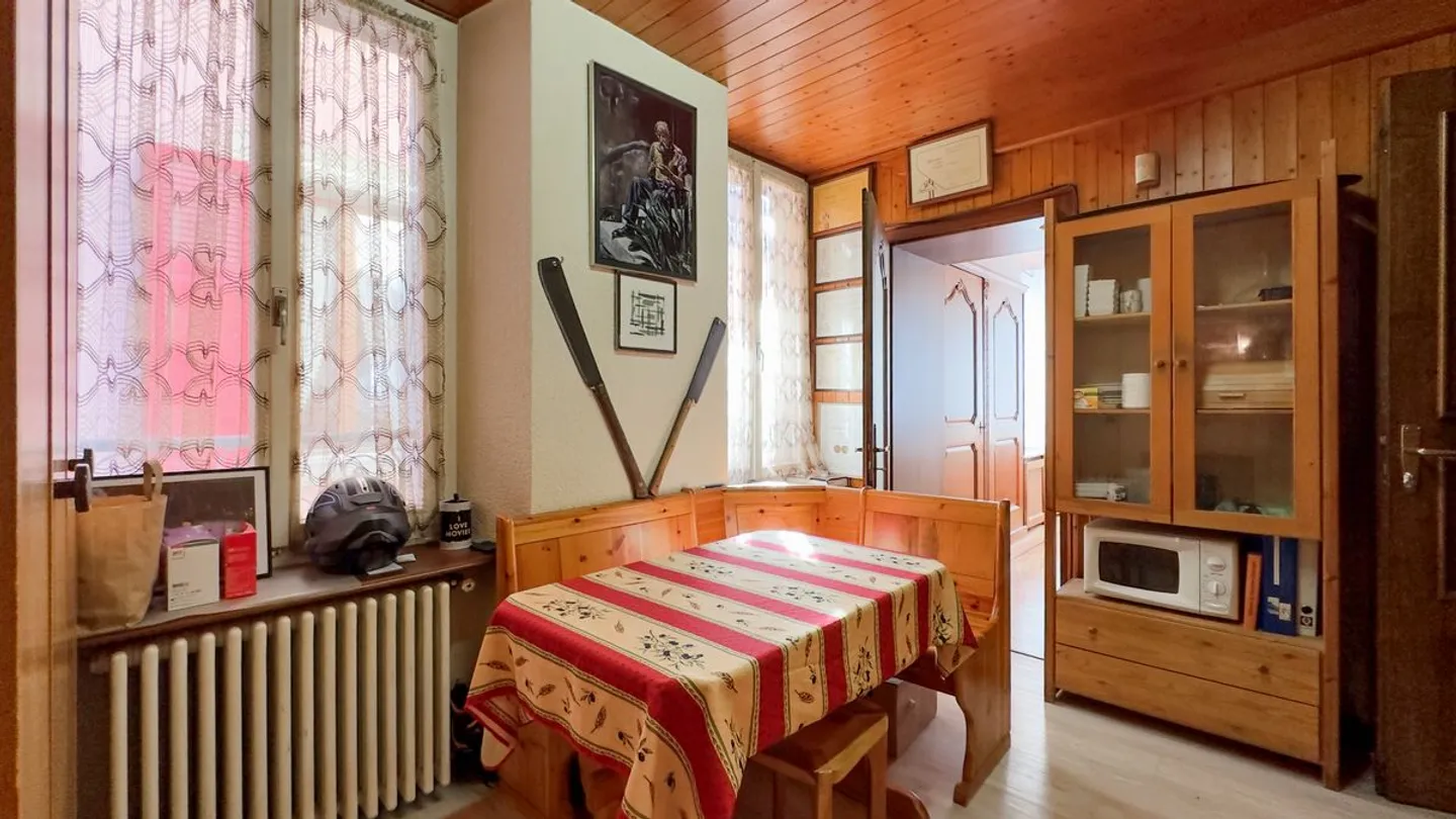 Edificio che comprende una macelleria, una sala funzioni, un grande duplex e 6 camere con lavabo. - Foto 5 di 13