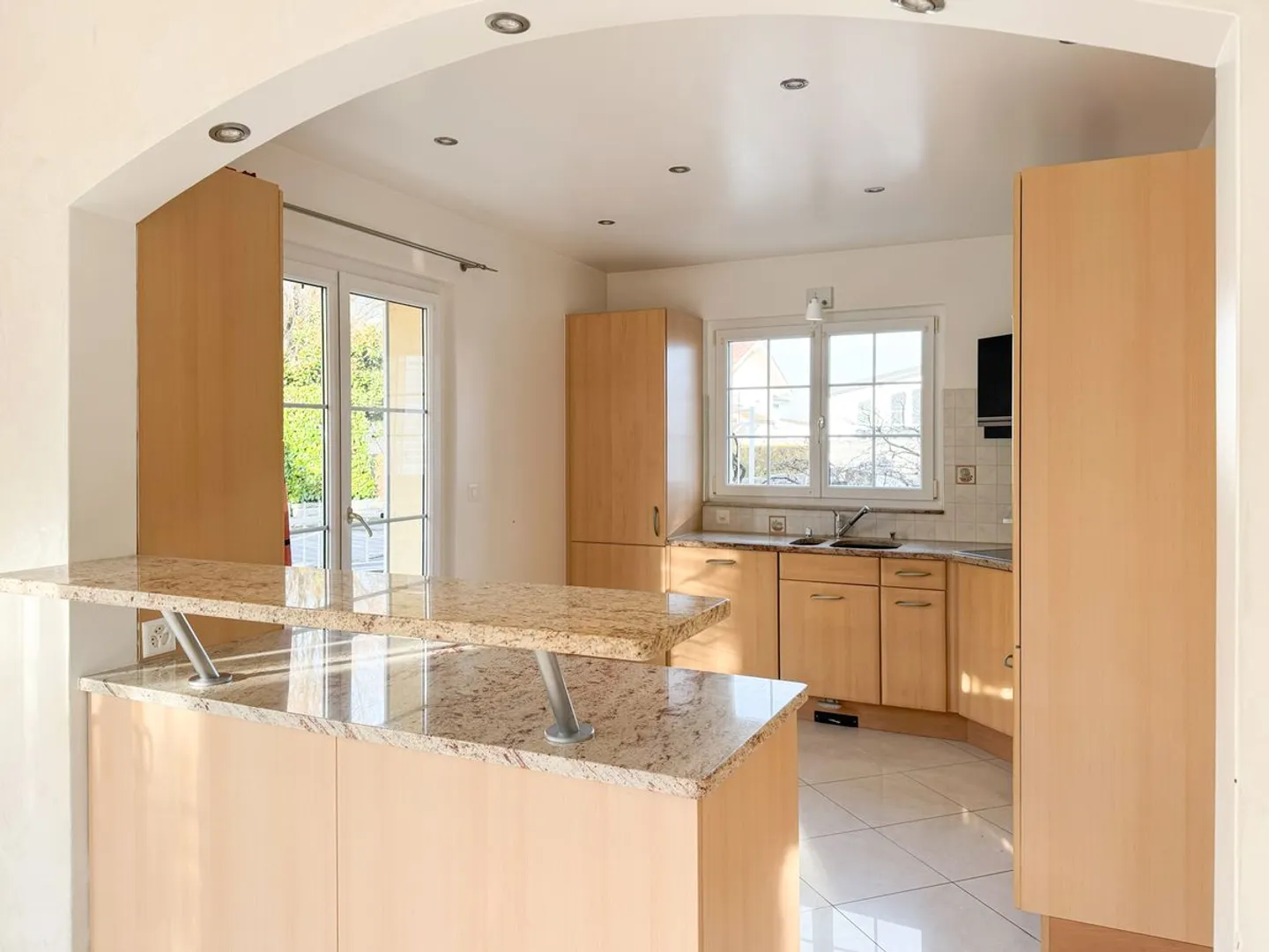 Splendida casa adiacente di 4,5 stanze con giardino privato e camino. - Foto 4 di 13