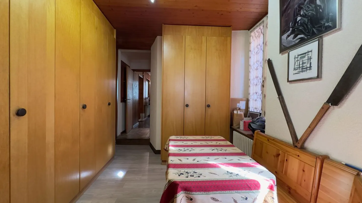 Edificio che comprende una macelleria, una sala funzioni, un grande duplex e 6 camere con lavabo. - Foto 6 di 13