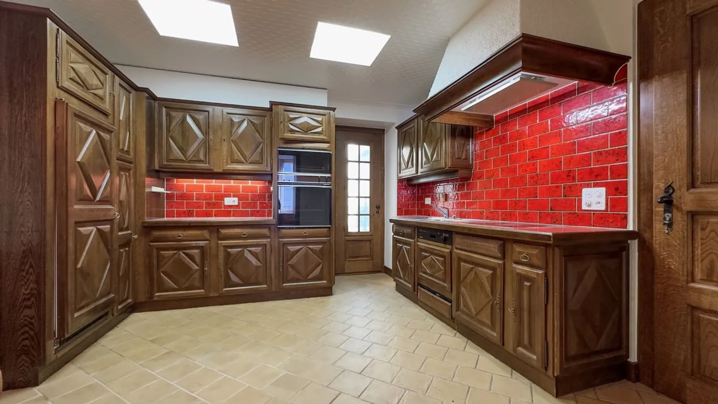Edificio che comprende una macelleria, una sala funzioni, un grande duplex e 6 camere con lavabo. - Foto 8 di 13
