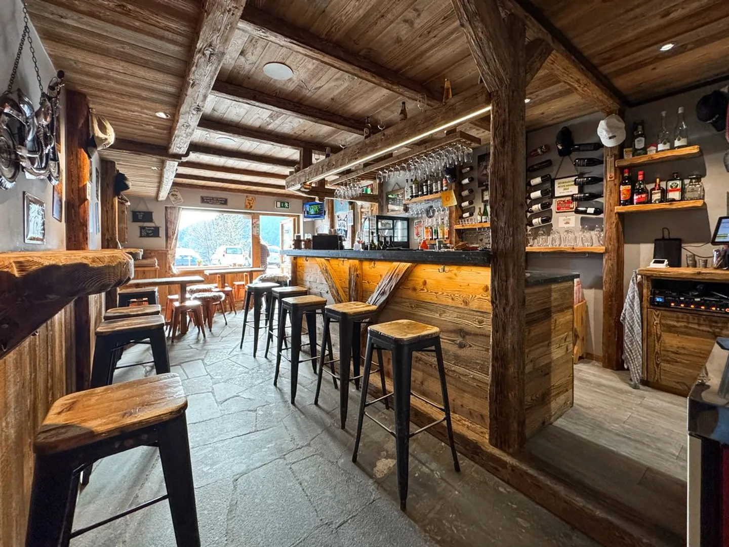 Bar affascinante e piccola ristorazione in vendita. - Foto 2 di 9