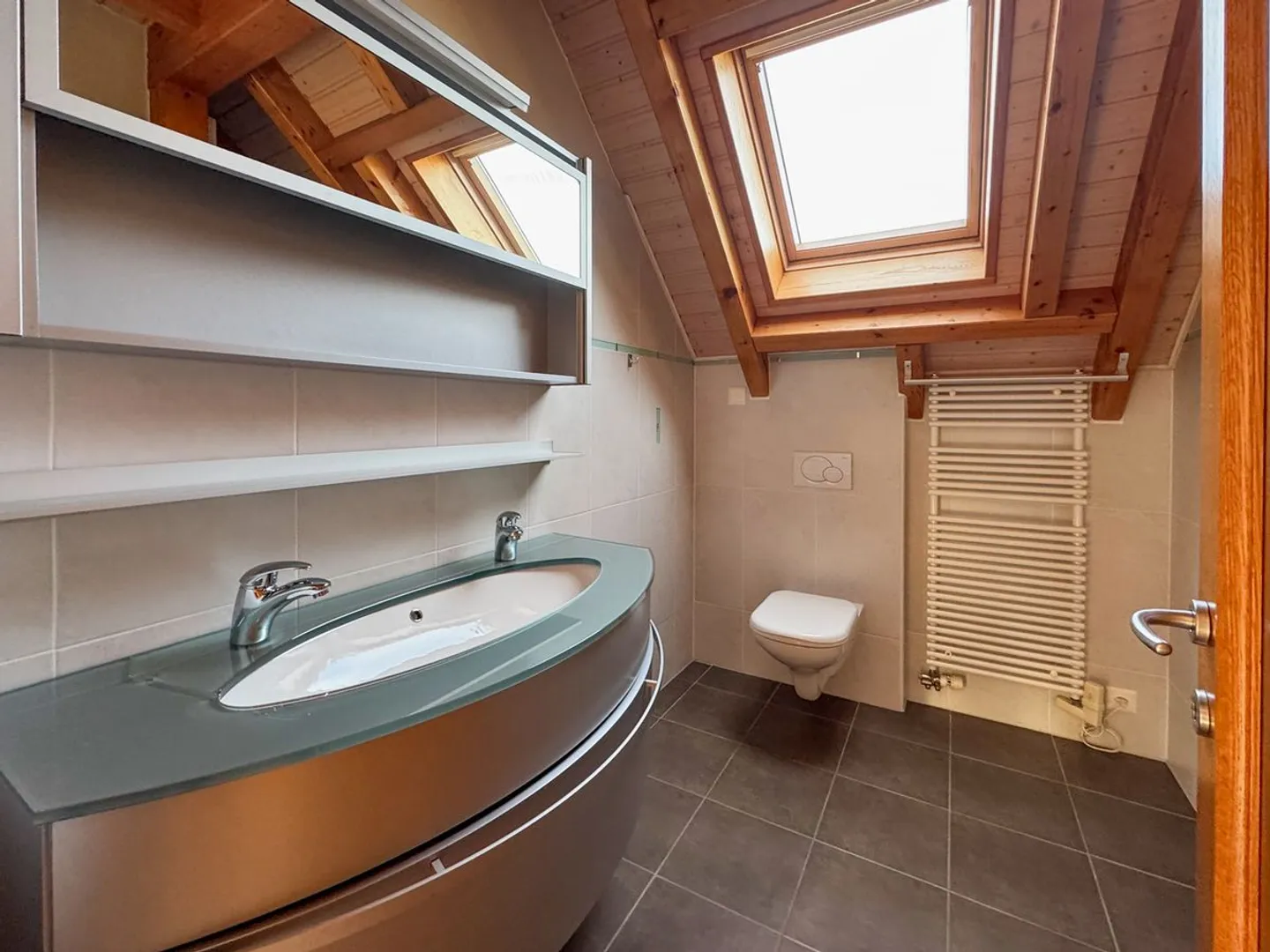 Wunderschönes Reihenhaus mit 4,5 Zimmern, privatem Garten und Kamin. - Foto 11 von 13