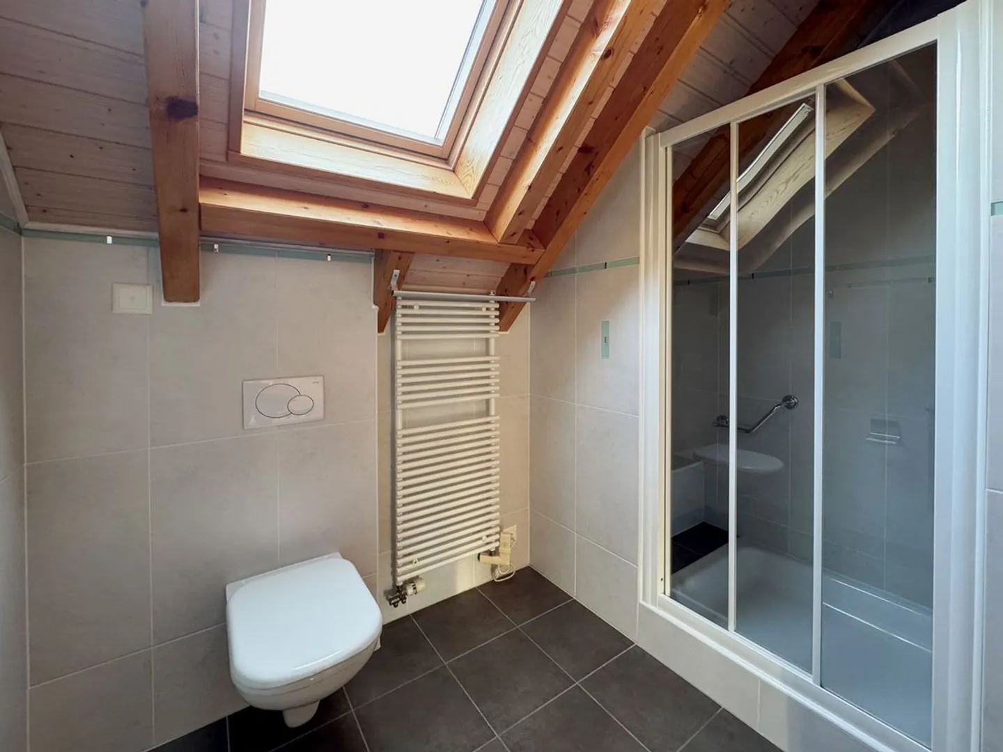 Wunderschönes Reihenhaus mit 4,5 Zimmern, privatem Garten und Kamin. - Foto 12 von 13