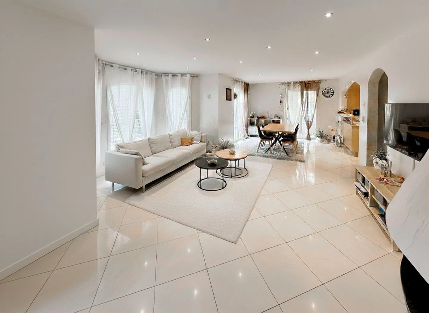 Wunderschönes Reihenhaus mit 4,5 Zimmern, privatem Garten und Kamin. - Foto 5 von 13