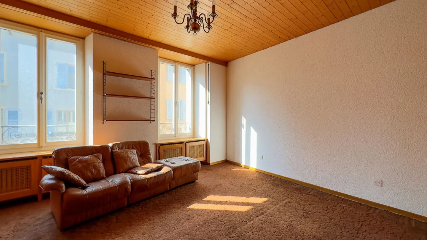 Edificio che comprende una macelleria, una sala funzioni, un grande duplex e 6 camere con lavabo. - Foto 11 di 13