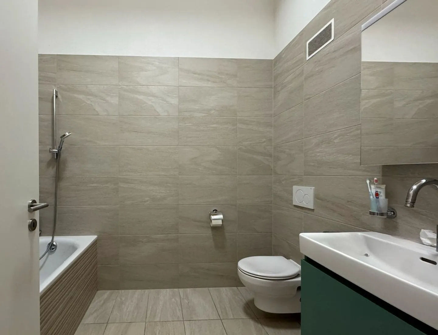 Appartement en attique de 4,5 pièces avec grand balcon. - Foto 8 von 10