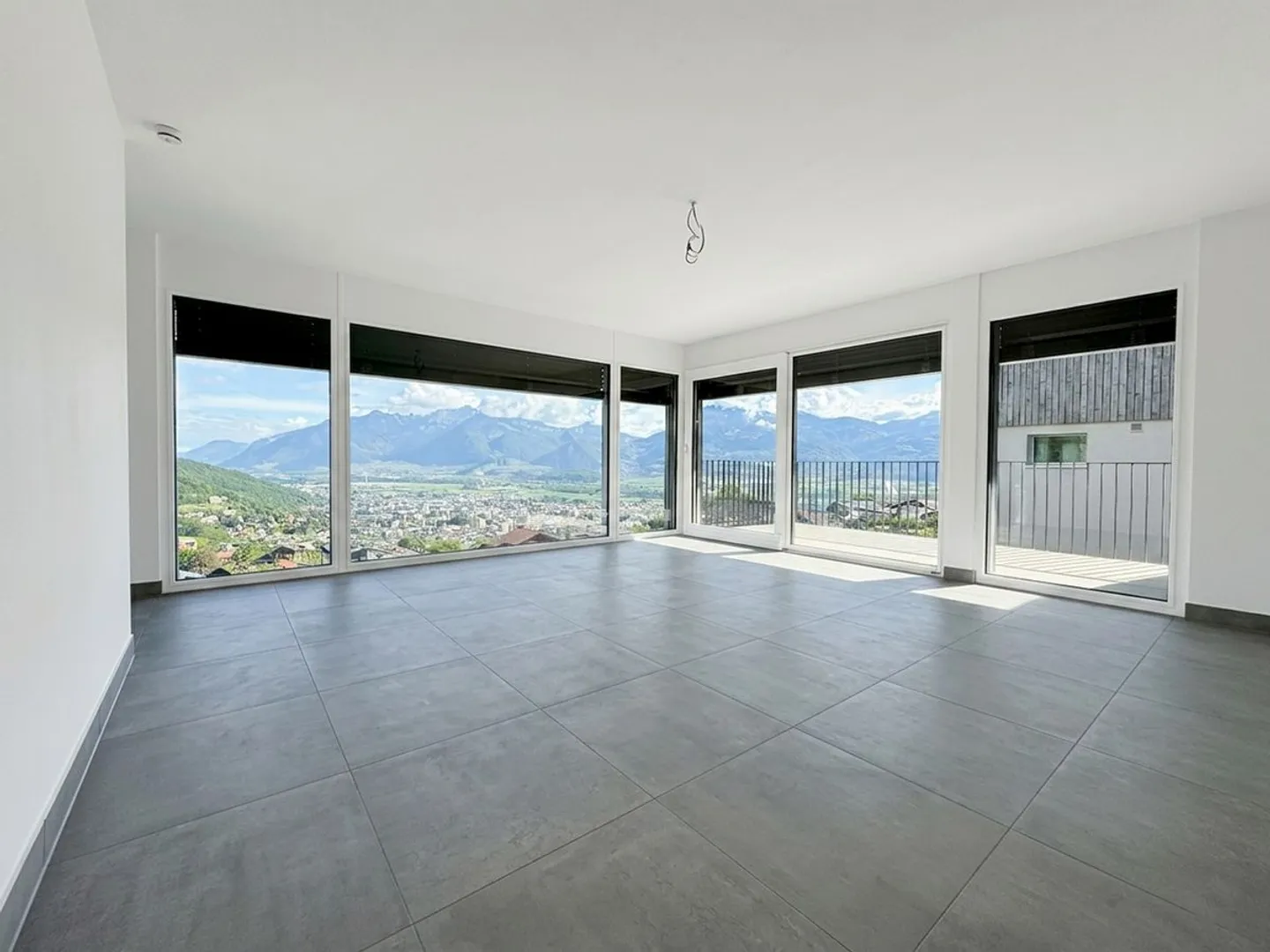 Individual villa with a beautiful view of the plain. - Photo 1 of 13