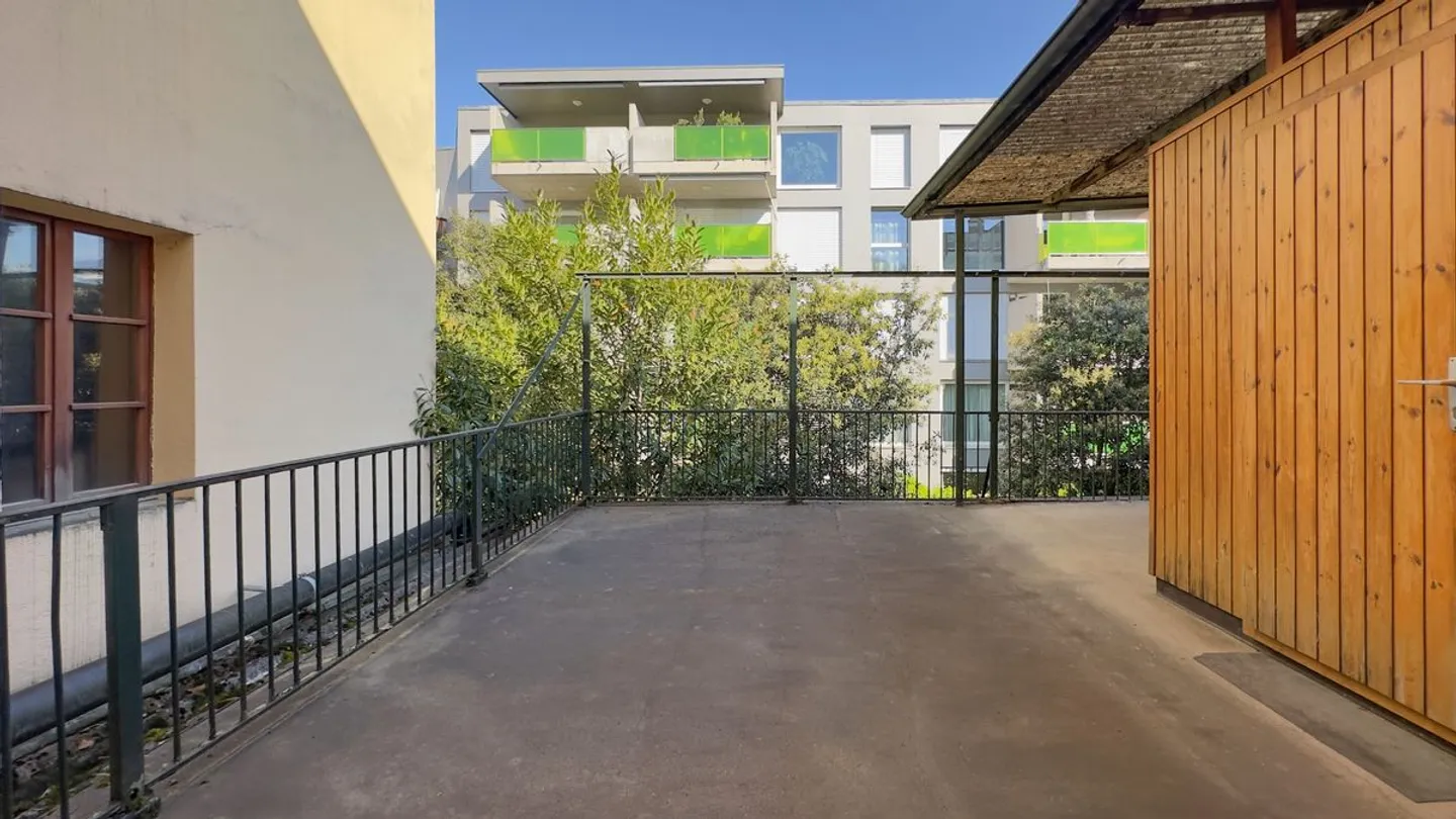 Edificio che comprende una macelleria, una sala funzioni, un grande duplex e 6 camere con lavabo. - Foto 13 di 13