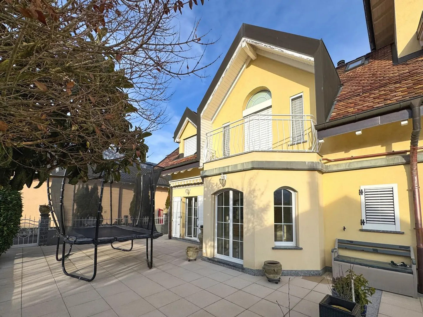 Splendida casa adiacente di 4,5 stanze con giardino privato e camino. - Foto 3 di 13