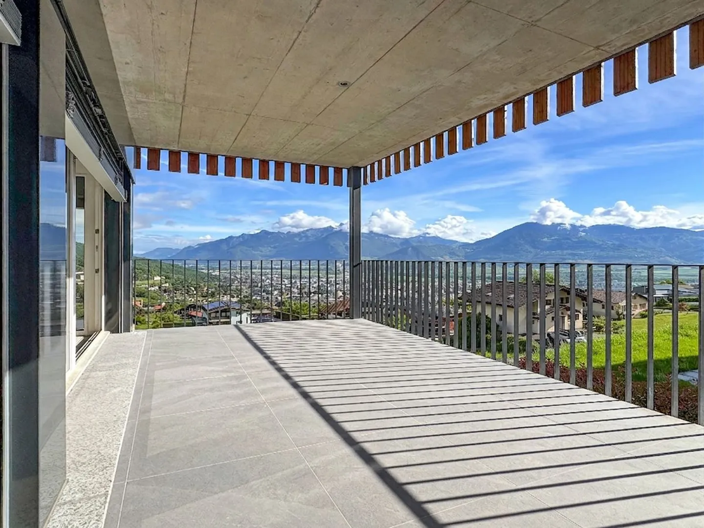 Individual villa with a beautiful view of the plain. - Photo 4 of 13