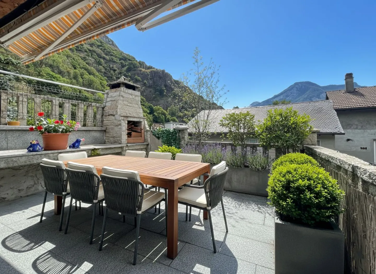 Edificio con 4 appartamenti, di cui 3 affittati, con una rendita lorda del 4,4% e potenziale. (1 senza permesso di abitabilità) - Foto 1 di 13