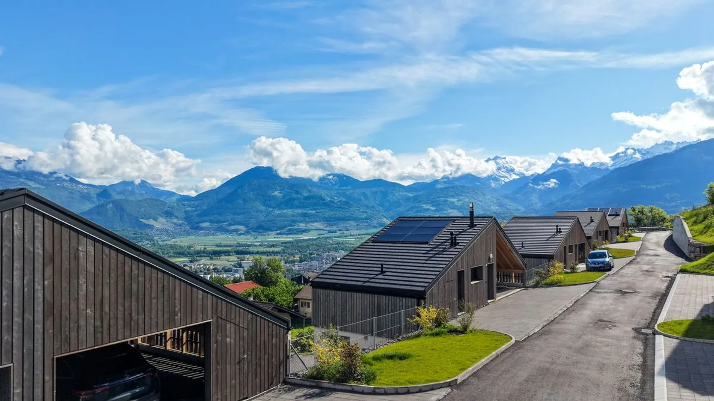 Individual villa with 4.5 rooms and beautiful view of the plain. - Photo 12 of 13