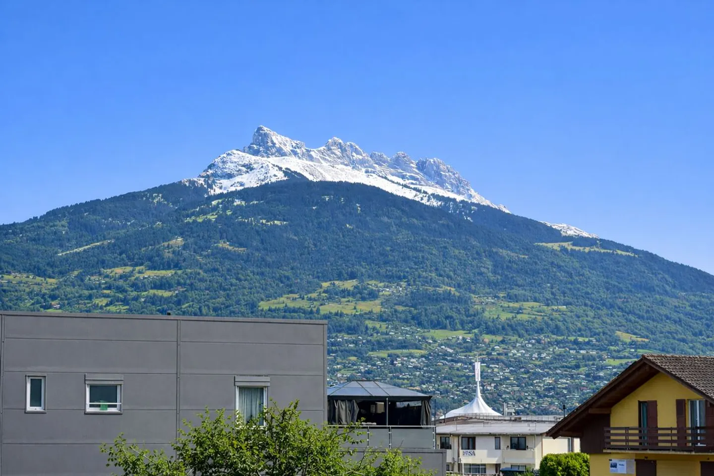 Splendida casa adiacente di 4,5 stanze con giardino privato e camino. - Foto 1 di 13