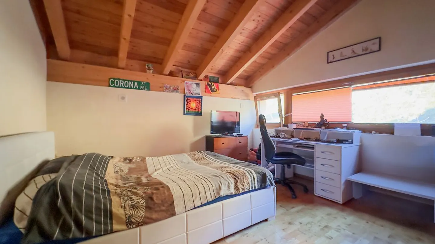 Chalet d'architecte de 4,5 pièces + studio et terrain constructible avec projet et permis de construire pour 2 villas jumelées. - Foto 6 von 13