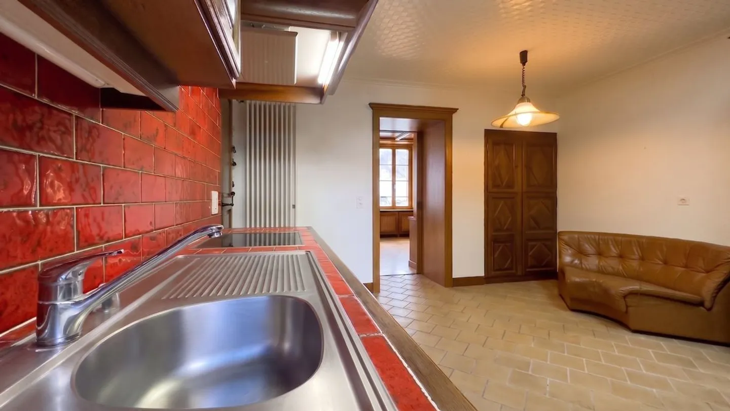 Edificio che comprende una macelleria, una sala funzioni, un grande duplex e 6 camere con lavabo. - Foto 9 di 13