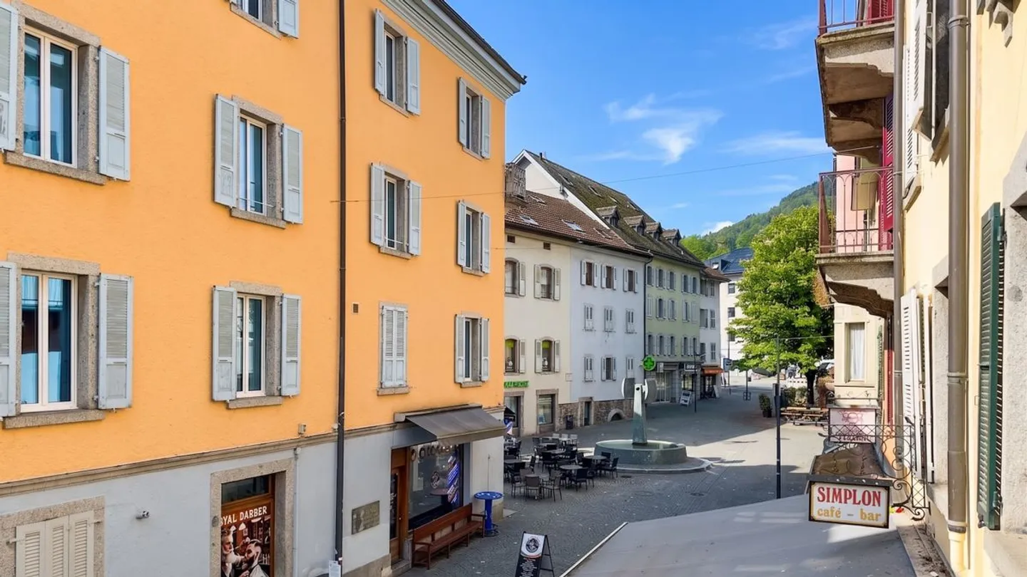 Immeuble comprenant une boucherie, un local de fonction, un grand duplex et 6 chambres avec lavabo. - Foto 1 di 13