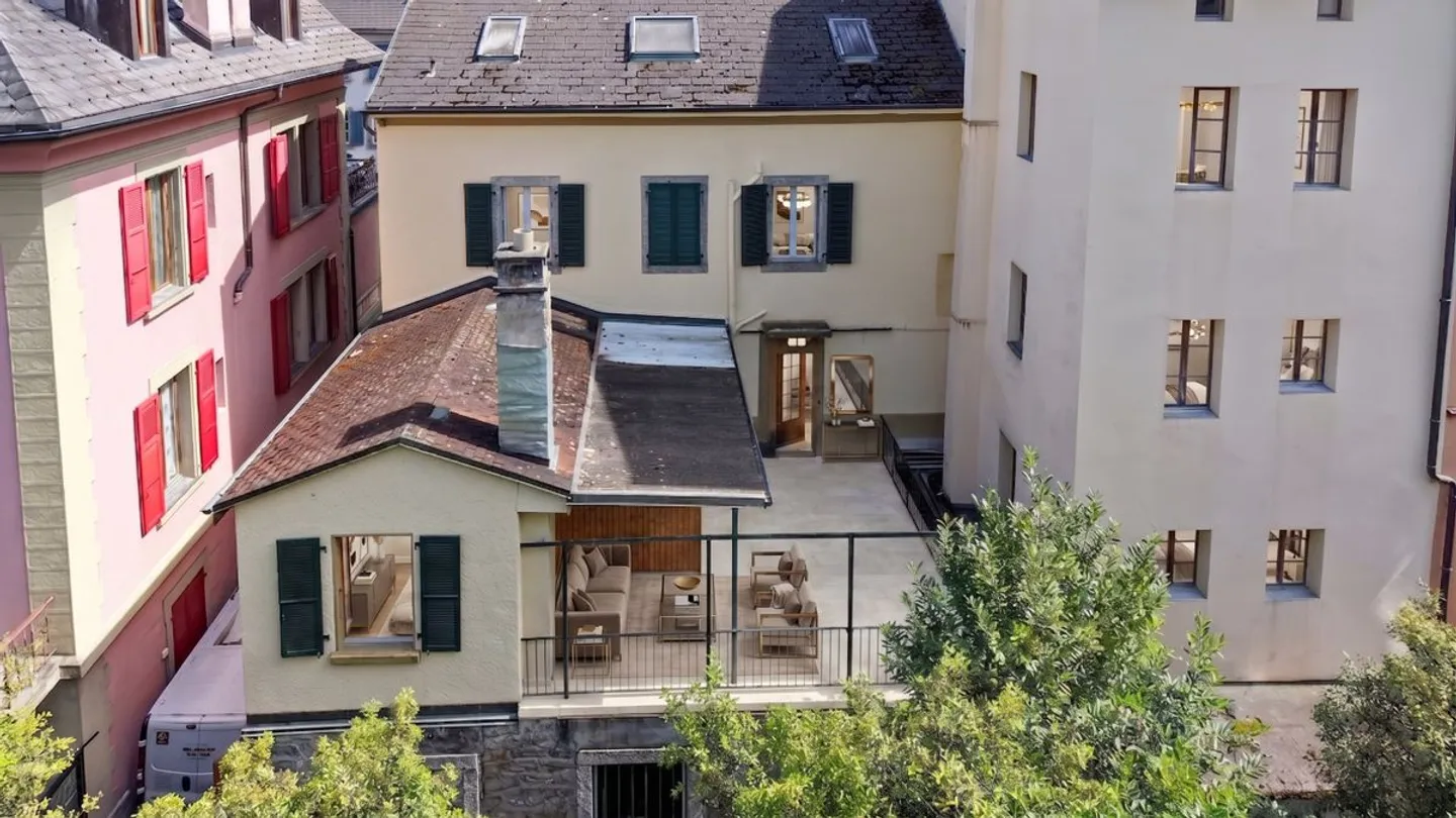 Edificio che comprende una macelleria, una sala funzioni, un grande duplex e 6 camere con lavabo. - Foto 1 di 13