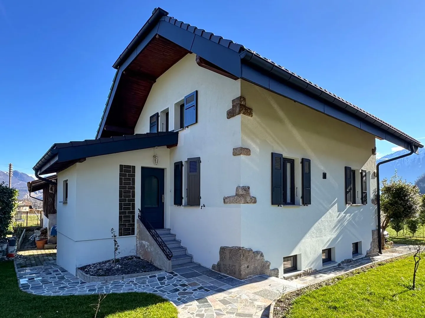 Individual Villa with 4.5 Rooms and Large Garden - Photo 1 of 13