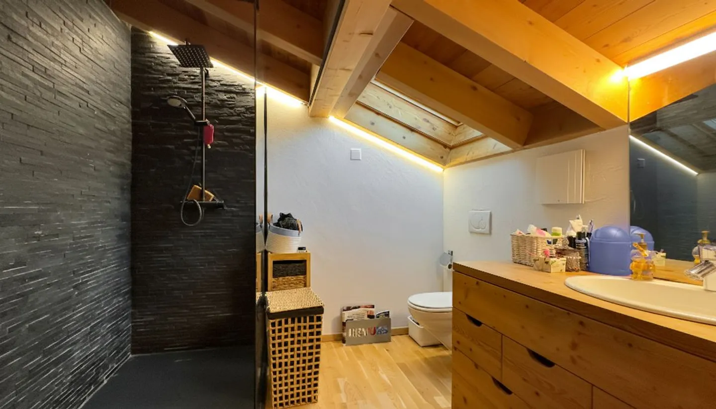 Chalet d'architecte de 4,5 pièces + studio et terrain constructible avec projet et permis de construire pour 2 villas jumelées. - Foto 9 von 13