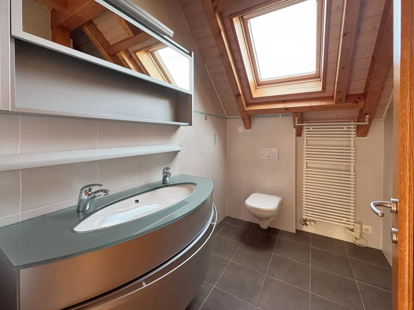 Splendida casa adiacente di 4,5 stanze con giardino privato e camino. - Foto 10 di 13