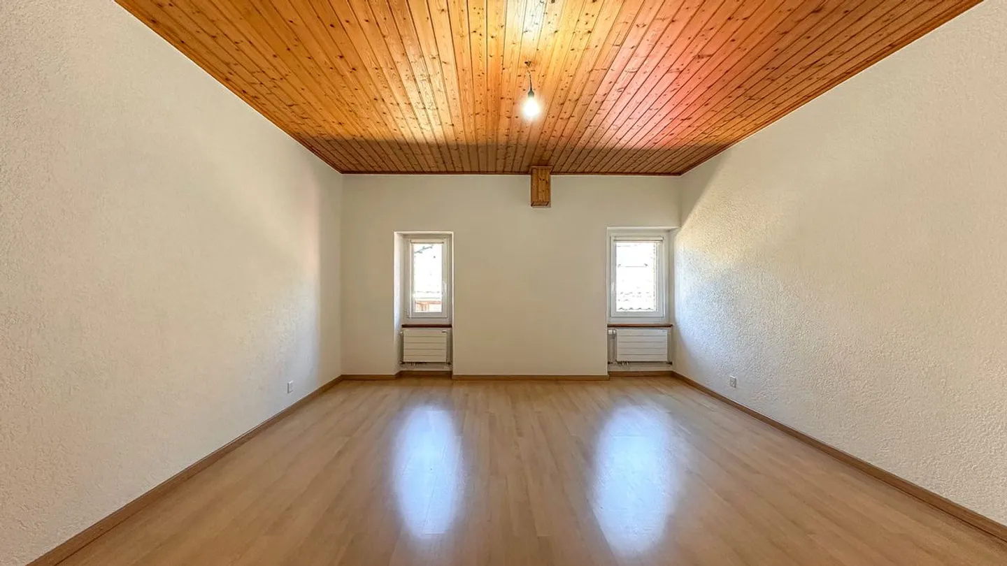 Duplex in the attic with 6.5 rooms, character and charm. - Photo 8 of 13