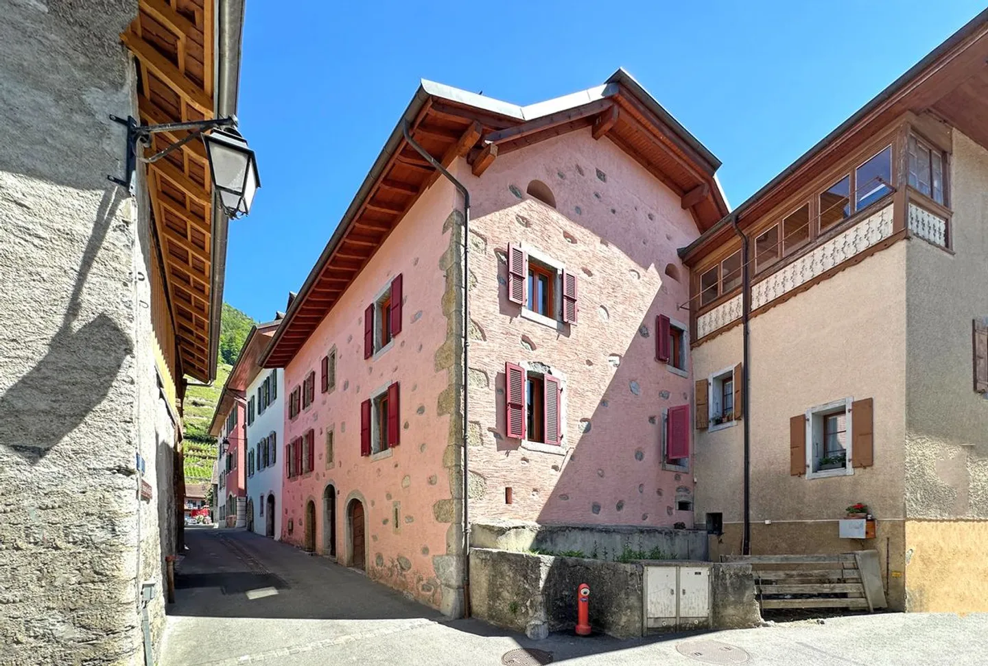 Proprietà con 2 appartamenti e un lotto edificabile con giardino - Foto 1 di 13