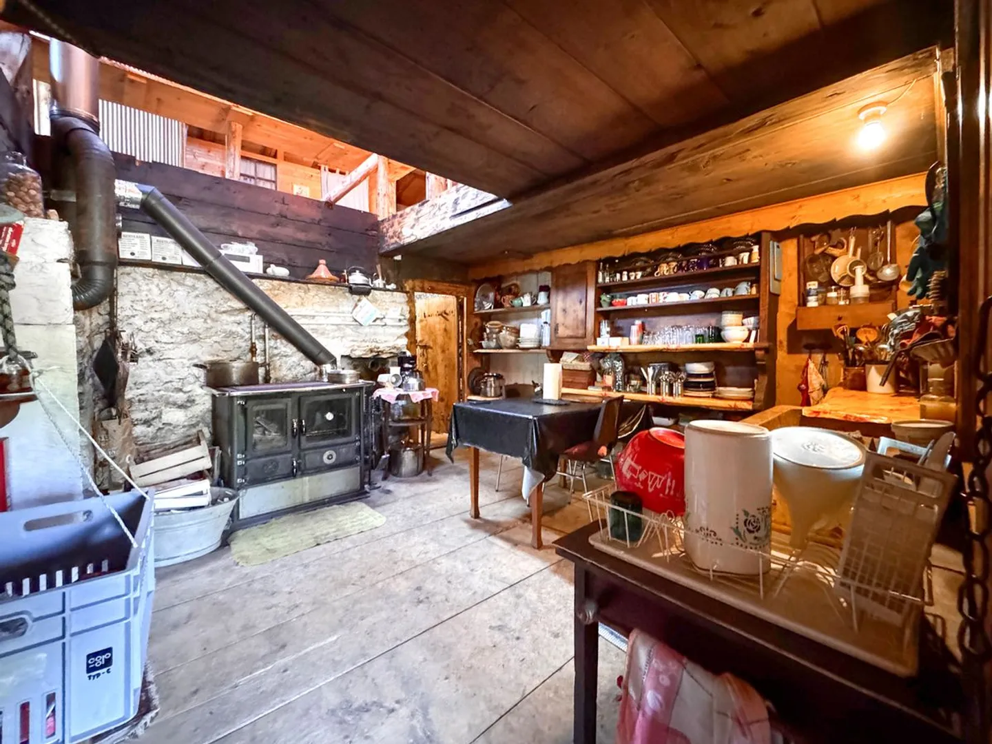 Rare find - 7.5-room chalet nestled in 28,000 m² of forest and meadow. - Photo 2 of 13