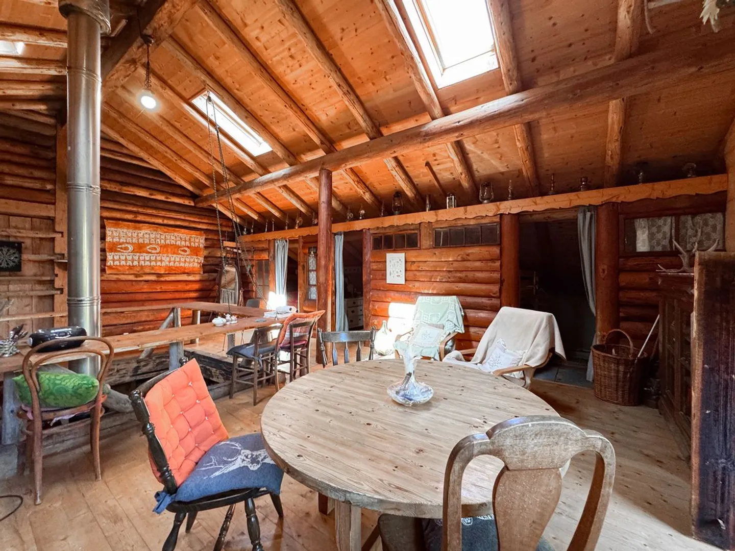 Rare find - 7.5-room chalet nestled in 28,000 m² of forest and meadow. - Photo 9 of 13