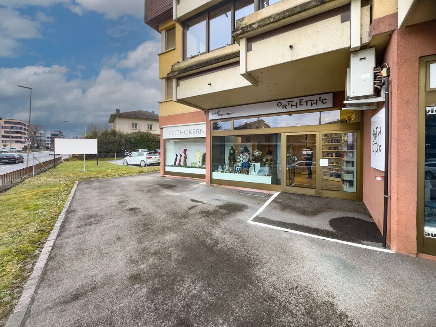 Spazio commerciale, già affittato, con un buon rendimento stabile del 4,5%. - Foto 8 di 10