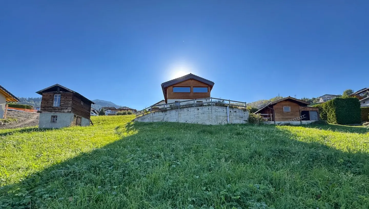 Chalet und Baugrundstück für 2 oder sogar 3 zusätzliche Einheiten. - Foto 1 von 13