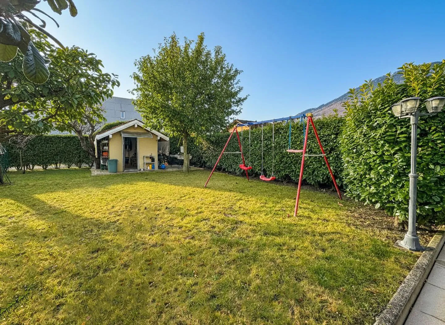 Splendida casa adiacente di 4,5 stanze con giardino privato e camino. - Foto 1 di 13