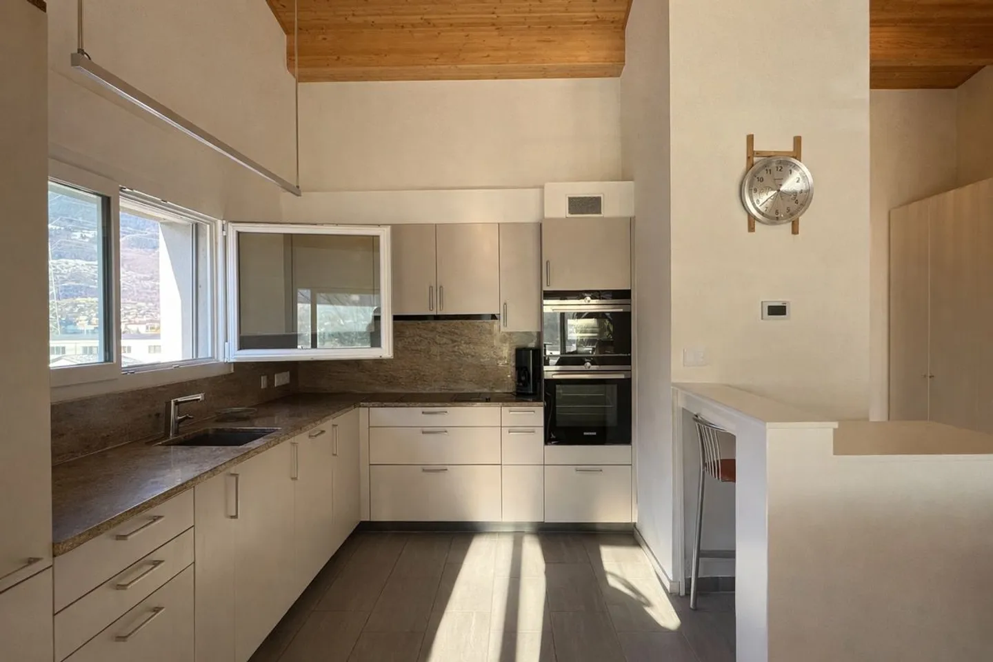 Appartement en attique de 4,5 pièces avec grand balcon. - Foto 1 von 10