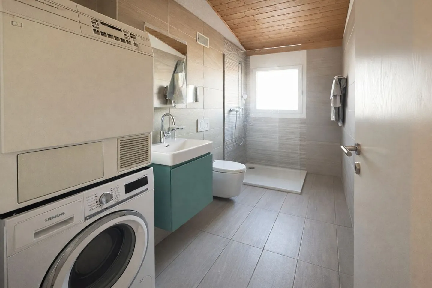 Appartement en attique de 4,5 pièces avec grand balcon. - Foto 7 von 10